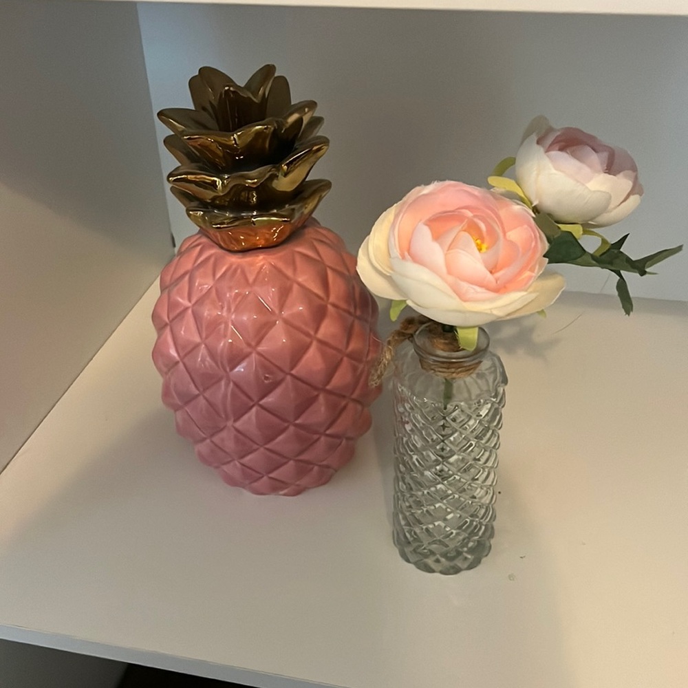 Flower and pineapple decor